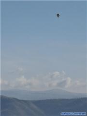 hot air balloon over furano valley, uploaded by kokodoko  [Furano, Furano City, Hokkaido]